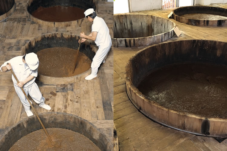 迫力の杉樽櫂入れ